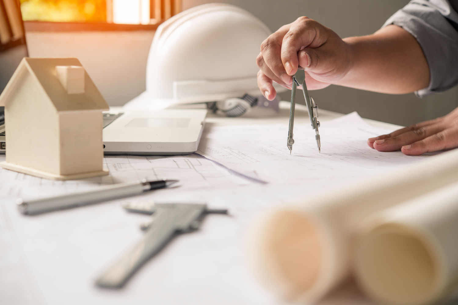 L'ingénierie travaille sur la conception, la construction sur la table de travail avec l'équipement de travail.